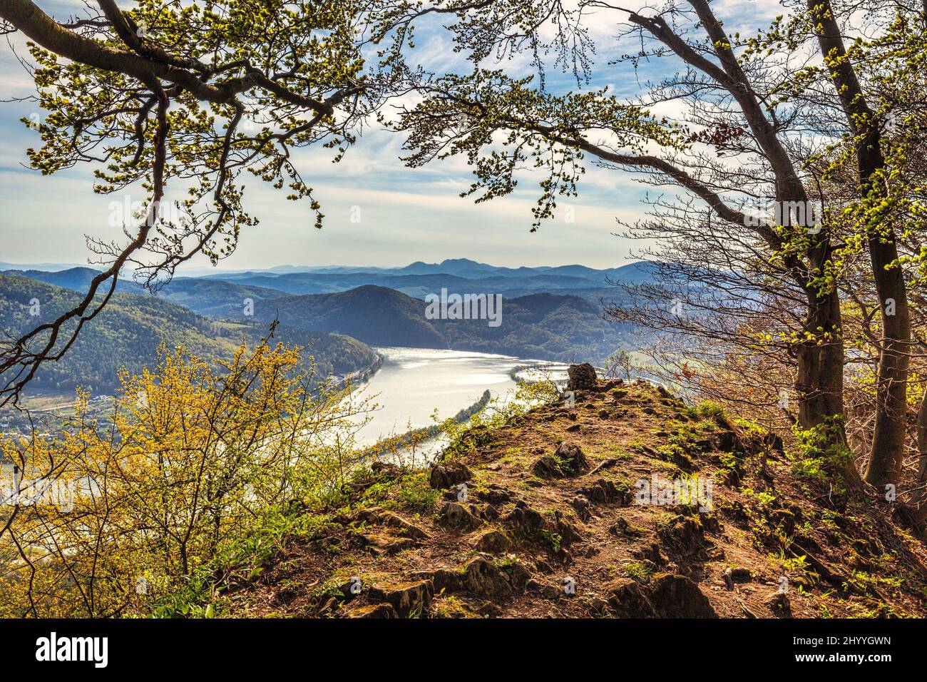 Vista della diga di Nosice sul fiume Vah dalla collina di Klapy vicino alla città di Povazska Bystrica nella Slovacchia nord-occidentale, Europa. Foto Stock