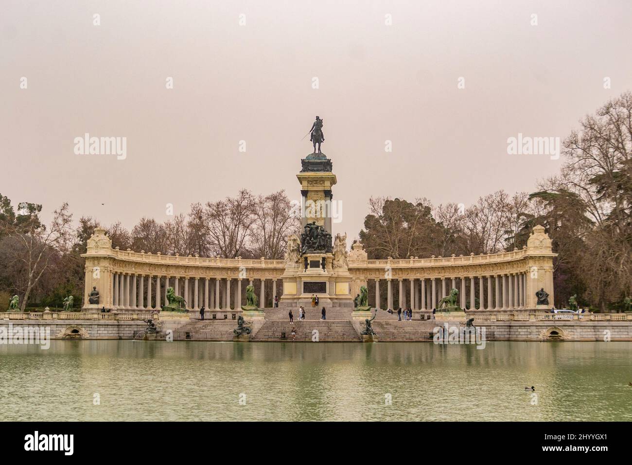 Polverizzazione del deserto del Sahara a Madrid. La capitale della Spagna coperta dalla polvere del deserto del Sahara che copre monumenti e strade. Foto Stock