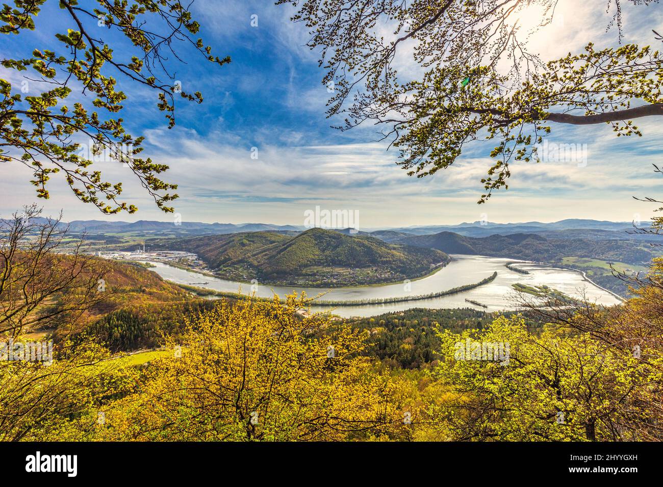 Vista della diga di Nosice sul fiume Vah dalla collina di Klapy vicino alla città di Povazska Bystrica nella Slovacchia nord-occidentale, Europa. Foto Stock