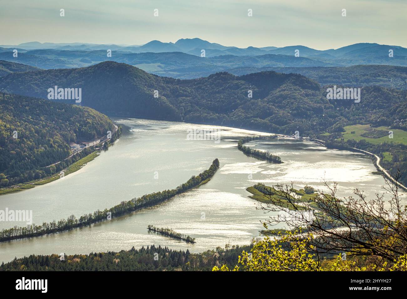 Vista della diga di Nosice sul fiume Vah dalla collina di Klapy vicino alla città di Povazska Bystrica nella Slovacchia nord-occidentale, Europa. Foto Stock