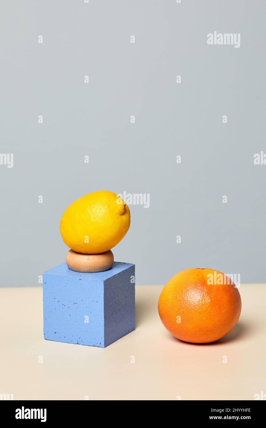 Immagine minimale di frutti tropicali impilati su sfondo pastello, 3D forma e concetto d'arte, dieting Foto Stock