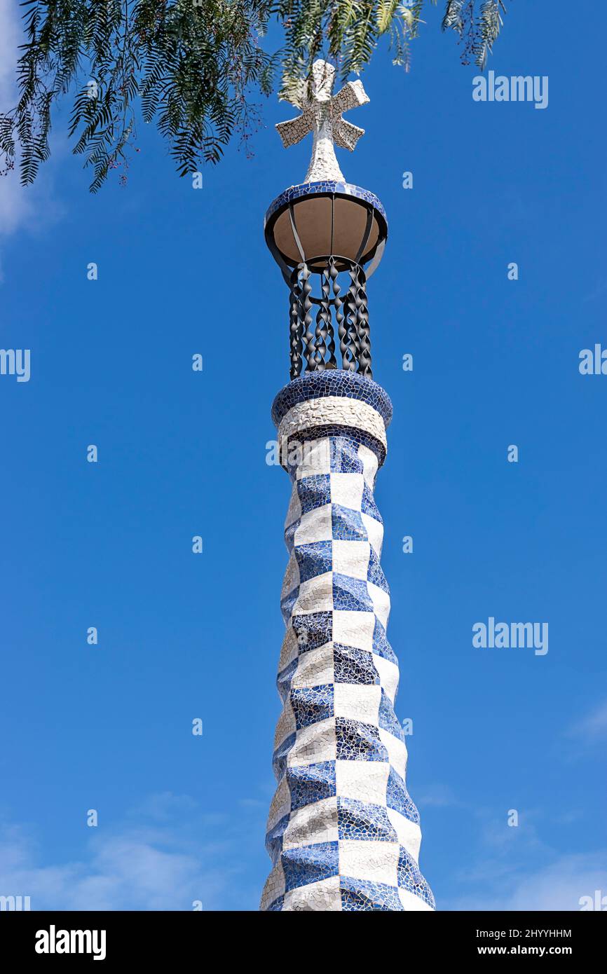 PARK GUELL BARCELLONA CATALOGNA SPAGNA DETTAGLIO DEI MOSAICI DI GAUDÍ SULLA TORRE DEL MOSAICO BLU E BIANCO Foto Stock