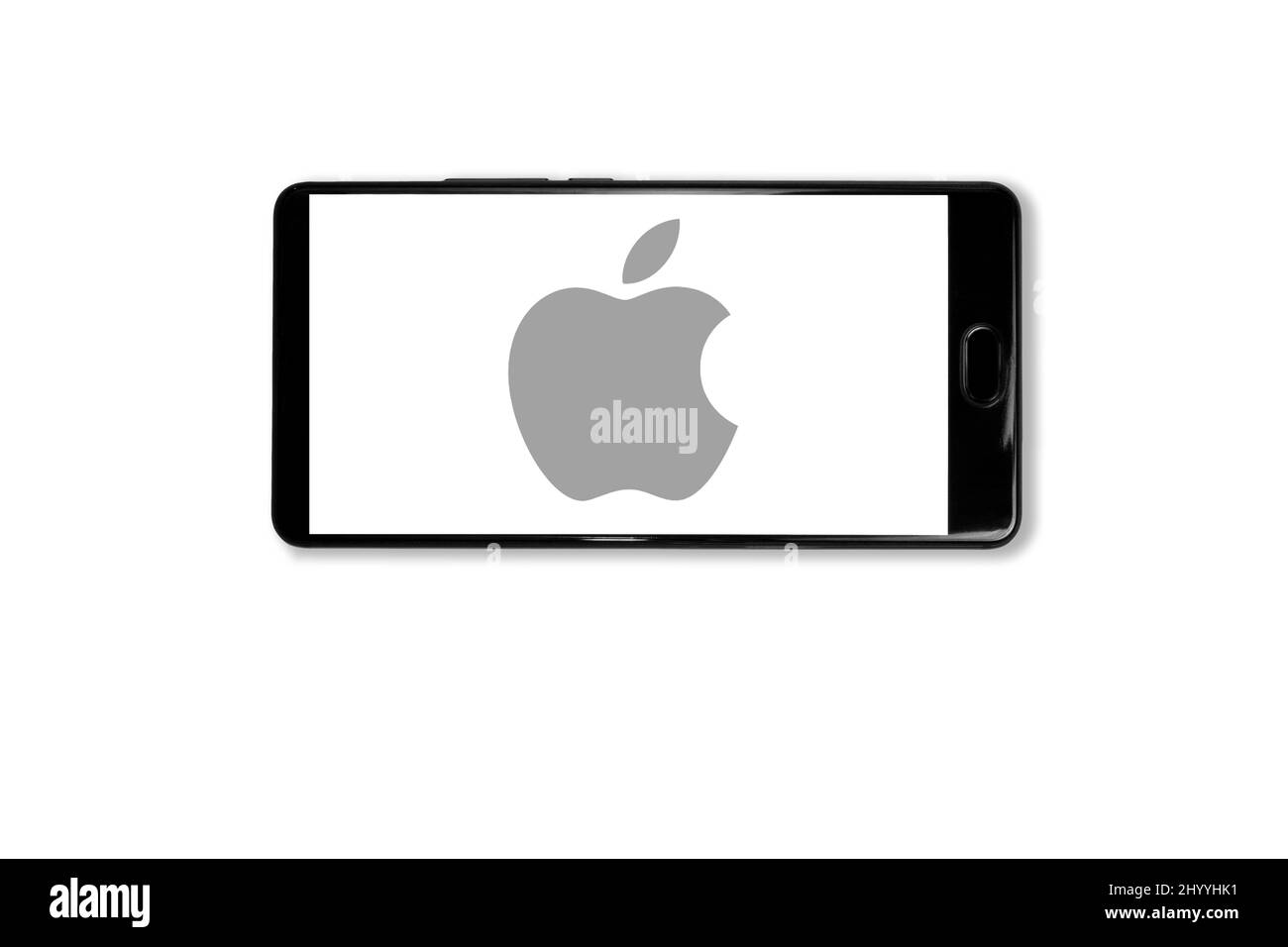 Kostanay, Kazakhstan, 15 marzo 2022. Telefono cellulare con logo Apple sullo schermo.scatto in studio su sfondo bianco Foto Stock