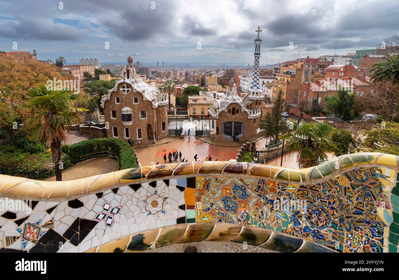PARK GUELL BARCELLONA CATALOGNA SPAGNA LA TERRAZZA PRINCIPALE COLORATO GAUDI MOSAICO E VISTA DEI PORTIERI ALBERGHI Foto Stock