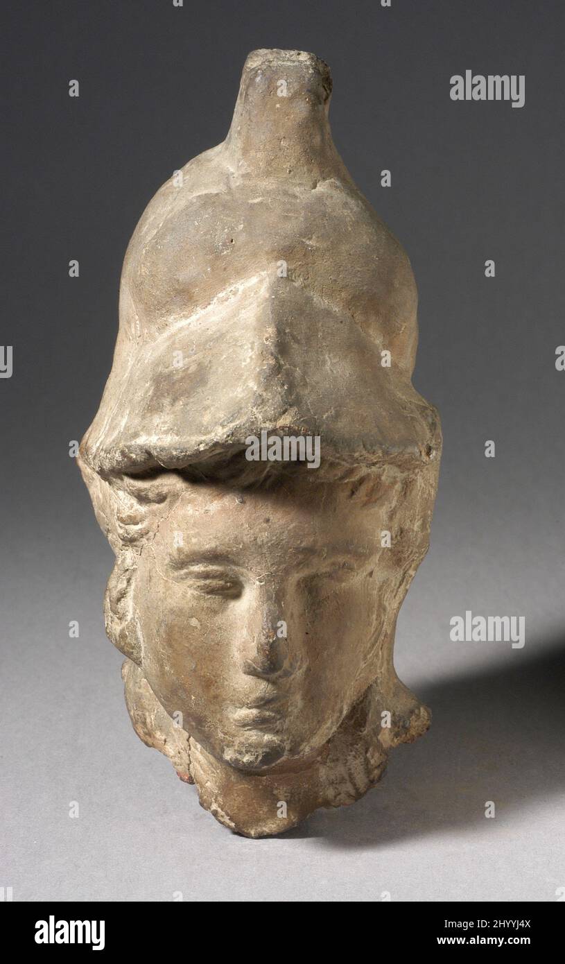 Testa con casco frigio. Egitto, periodo tolemaico - periodo romano (332 a.C. - 337 d.C.). Scultura. Terracotta Foto Stock