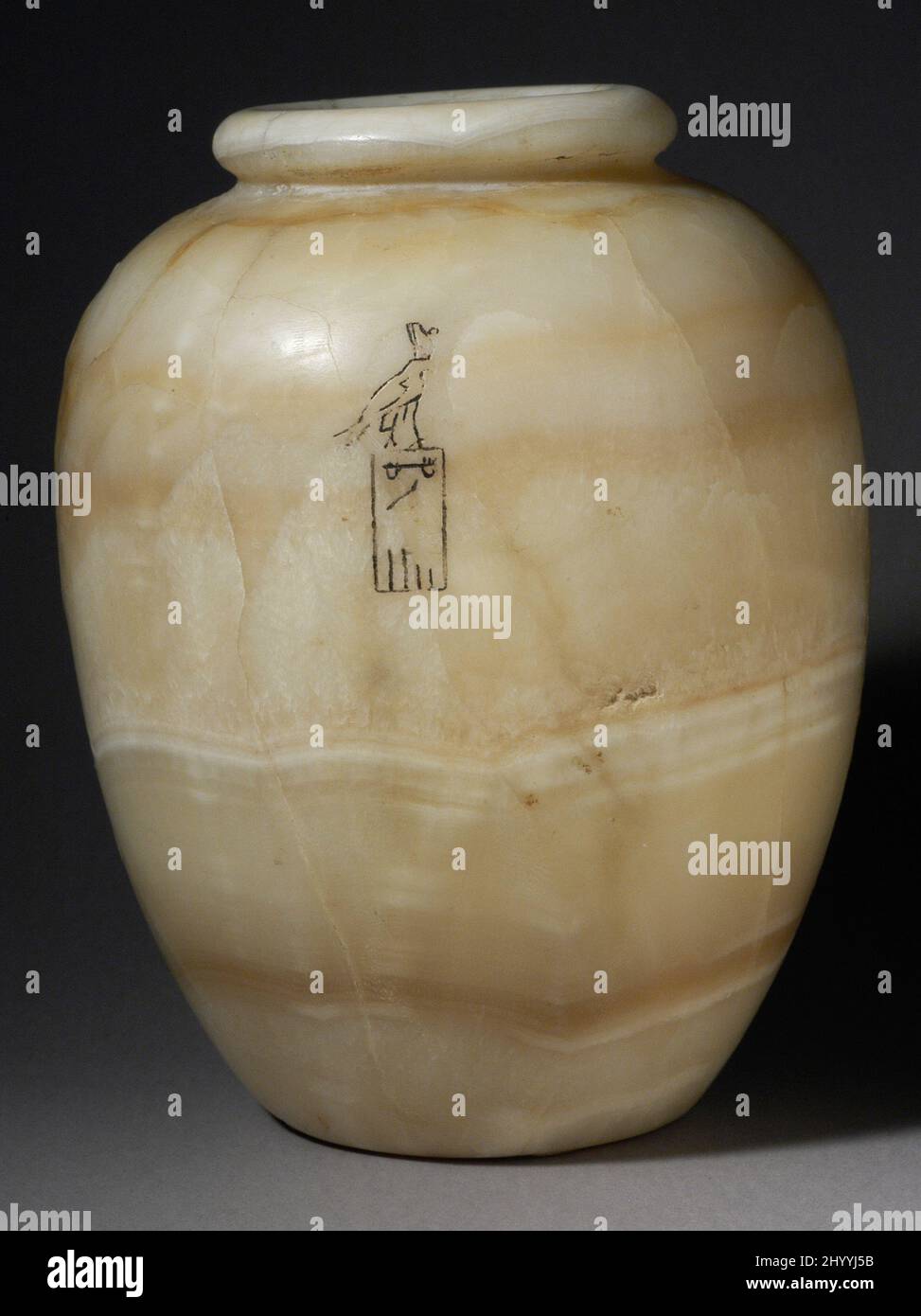 Vaso. Egitto, periodo dinastico iniziale - Dinastia 4th (3050 - 2513 a.C.) (iscrizione probabilmente moderna). Mobili; Serviceware. Calcite Foto Stock