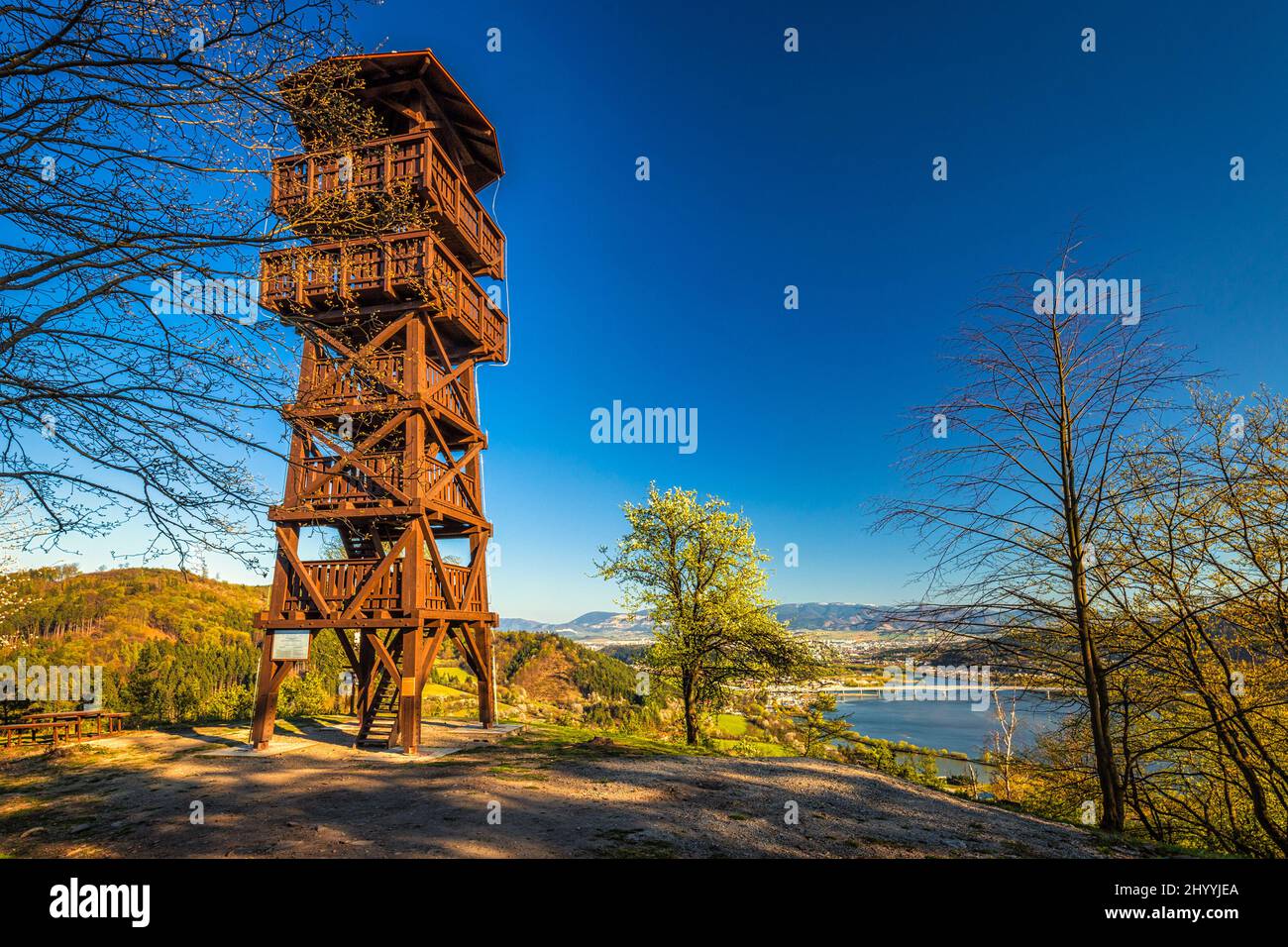 Torre panoramica sopra il villaggio di Divinka vicino Zilina città, Slovacchia, Europa. Foto Stock