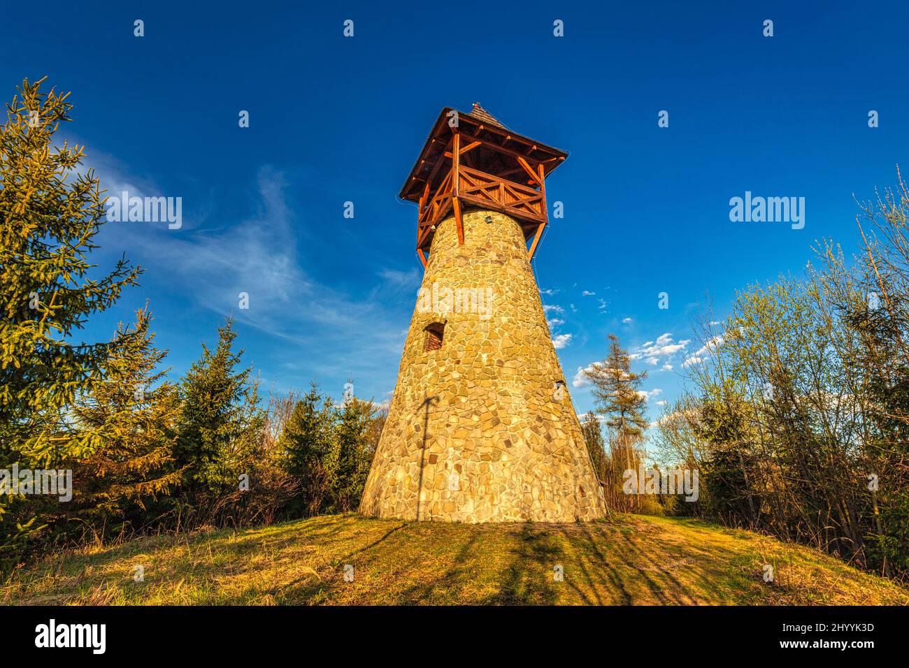 Torre di osservazione sulla collina di Bobovec sopra il villaggio di Stara Bystrica, Slovacchia, Europa. Foto Stock