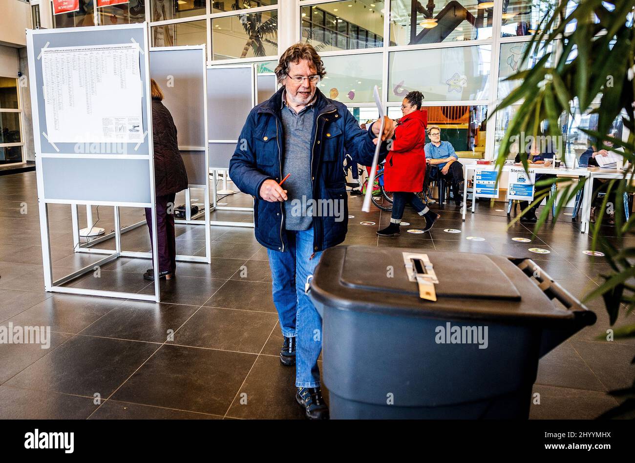 15-03-2022, Dordrecht - mensen brengen hun stem uit in de sportboulevard van Dordrecht tijdens de gemeenteraadsverkiezingen. Stemformulieren si è protratta in de stembus gedaan a Dordrecht. Foto: ANP / Hollandse Hoogte / Jeffrey Groeneweg Foto Stock