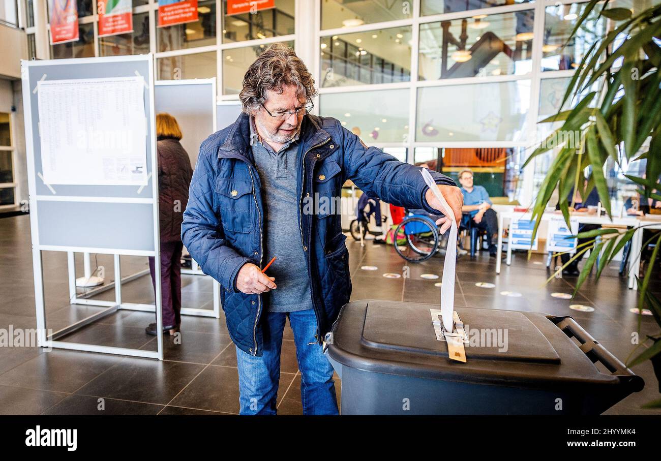 15-03-2022, Dordrecht - mensen brengen hun stem uit in de sportboulevard van Dordrecht tijdens de gemeenteraadsverkiezingen. Stemformulieren si è protratta in de stembus gedaan a Dordrecht. Foto: ANP / Hollandse Hoogte / Jeffrey Groeneweg Foto Stock