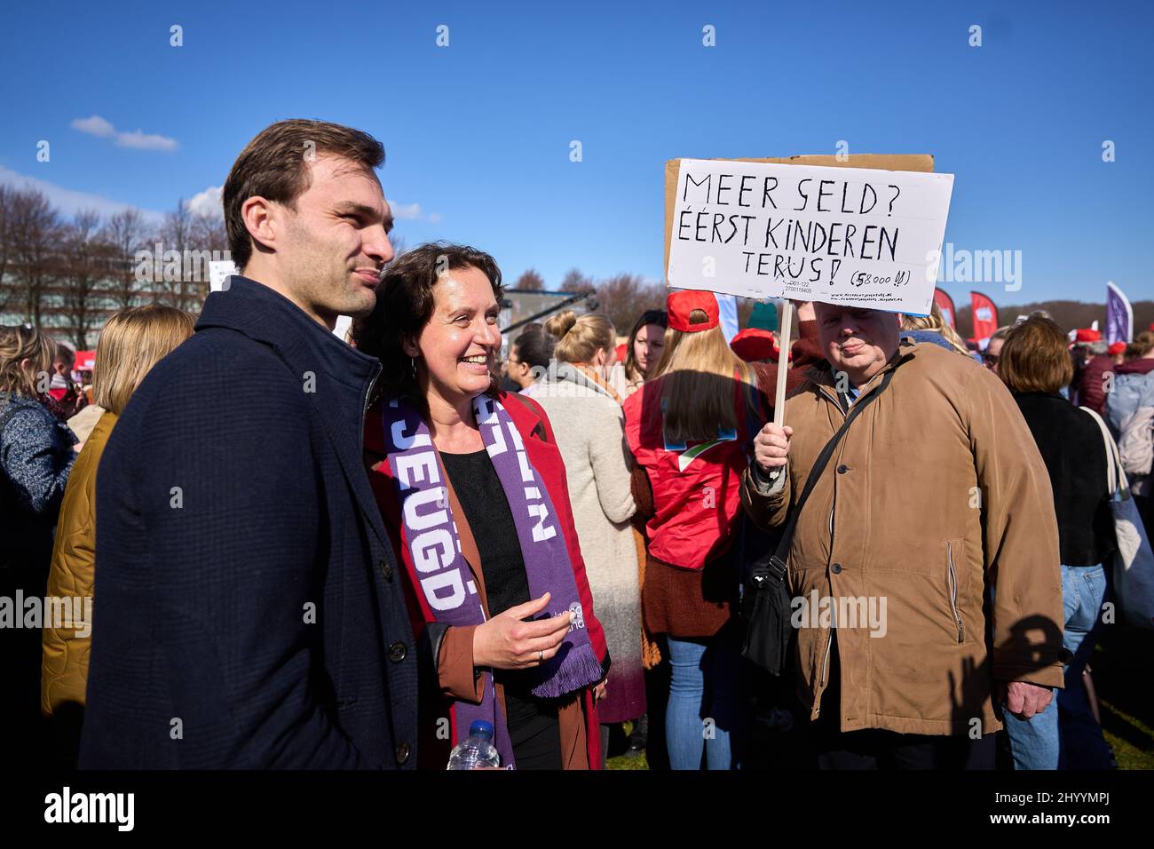 Den Haag, 15 maart 2022 - Op het Malieveld meceneren medewerkers uit de Jeugdzorg tegen de bezuinigingen en regeldruk. Staatssecretaris van VWS Maarten van Ooijen spork de manifestanten toe. Foto: ANP / Hollandse Hoogte / Phil Nijhuis Foto Stock