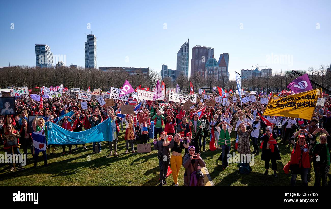 Den Haag, 15 maart 2022 - Op het Malieveld meceneren medewerkers uit de Jeugdzorg tegen de bezuinigingen en regeldruk. Staatssecretaris van VWS Maarten van Ooijen spork de manifestanten toe. Foto: ANP / Hollandse Hoogte / Phil Nijhuis Foto Stock