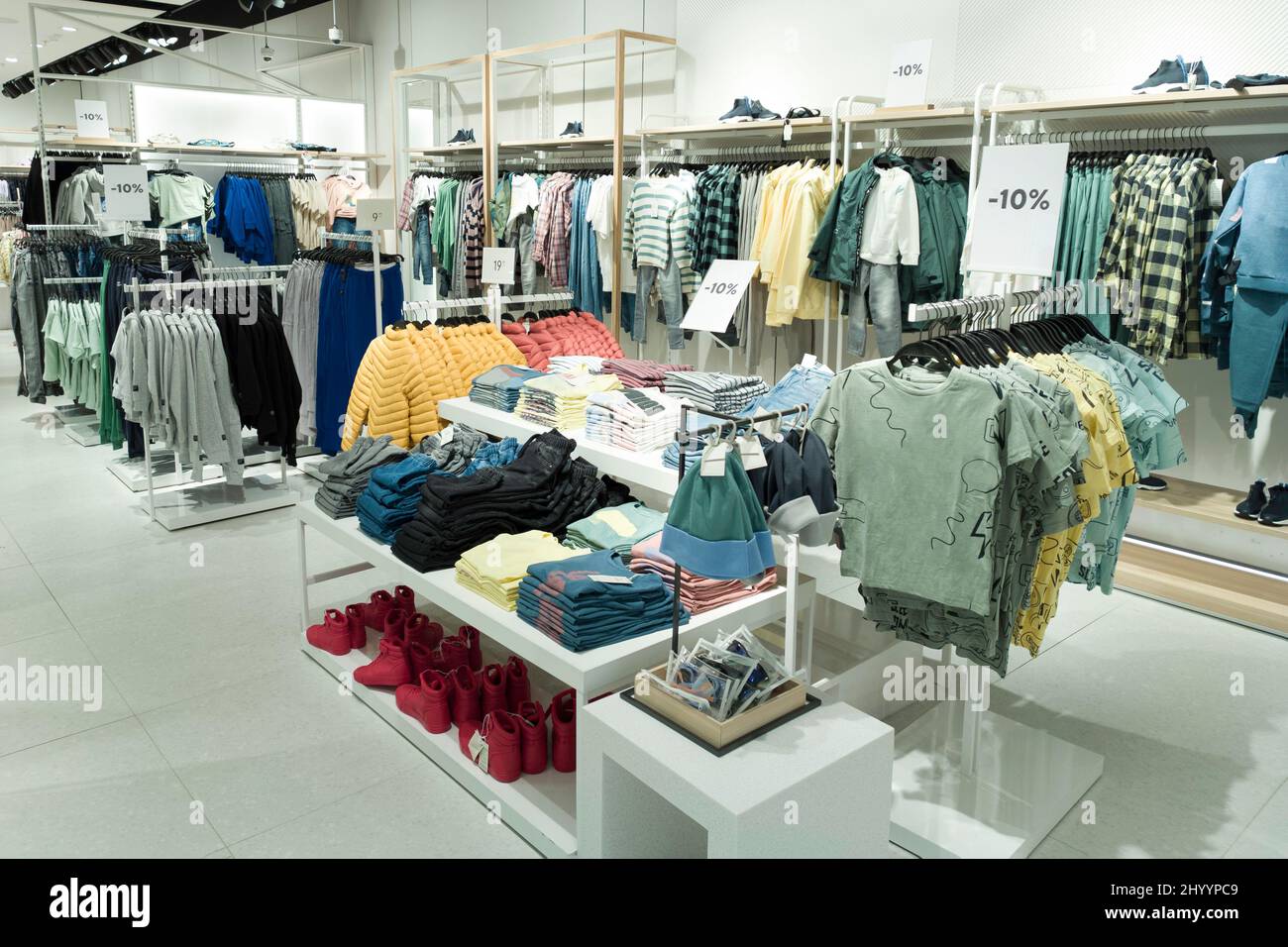 Interni moderni e alla moda di un negozio di abbigliamento all'interno del centro commerciale Foto Stock