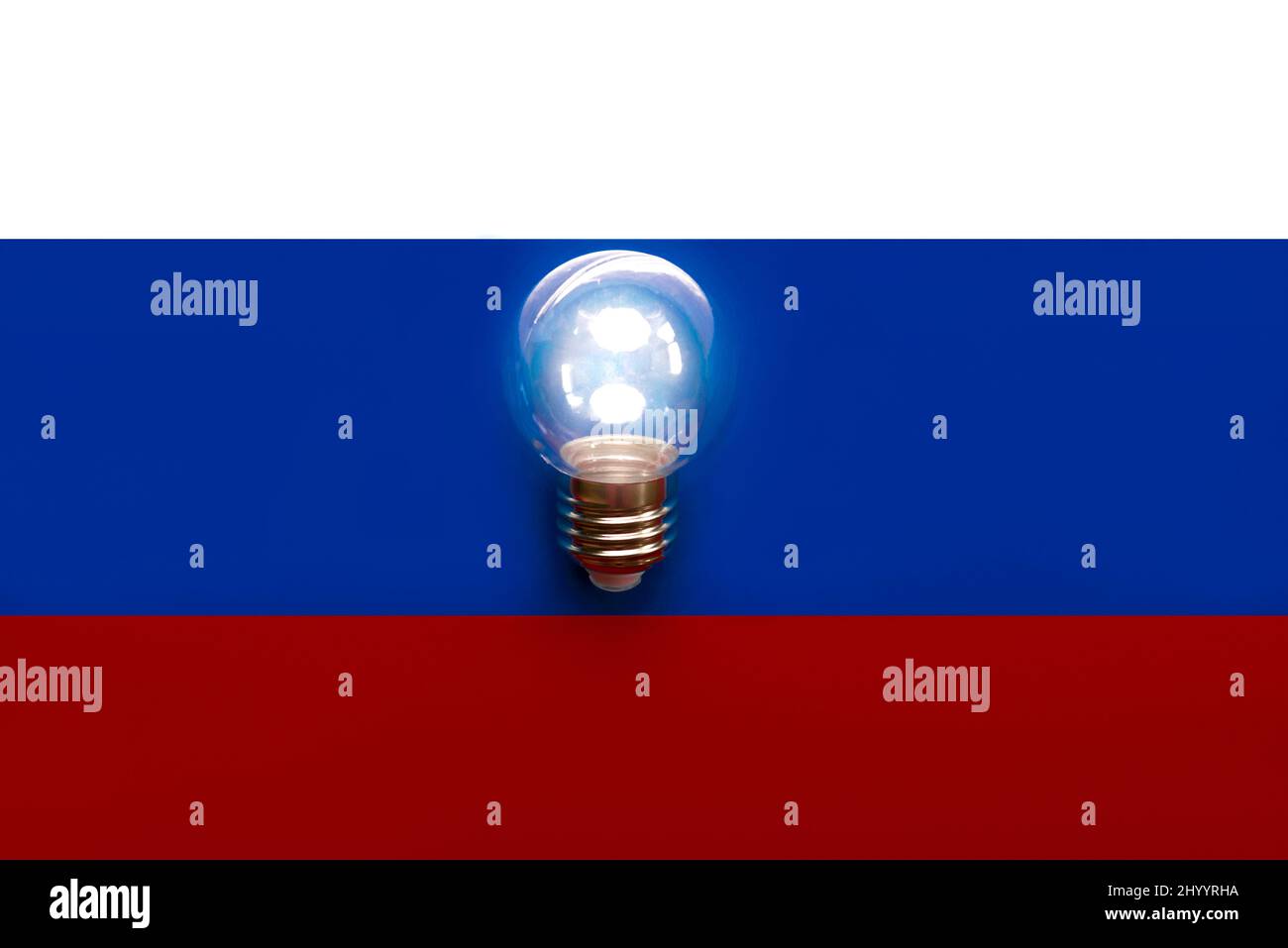 Bandiera nazionale della Russia con lampadina. Concetto di limitazione dell'elettricità e della luce Foto Stock
