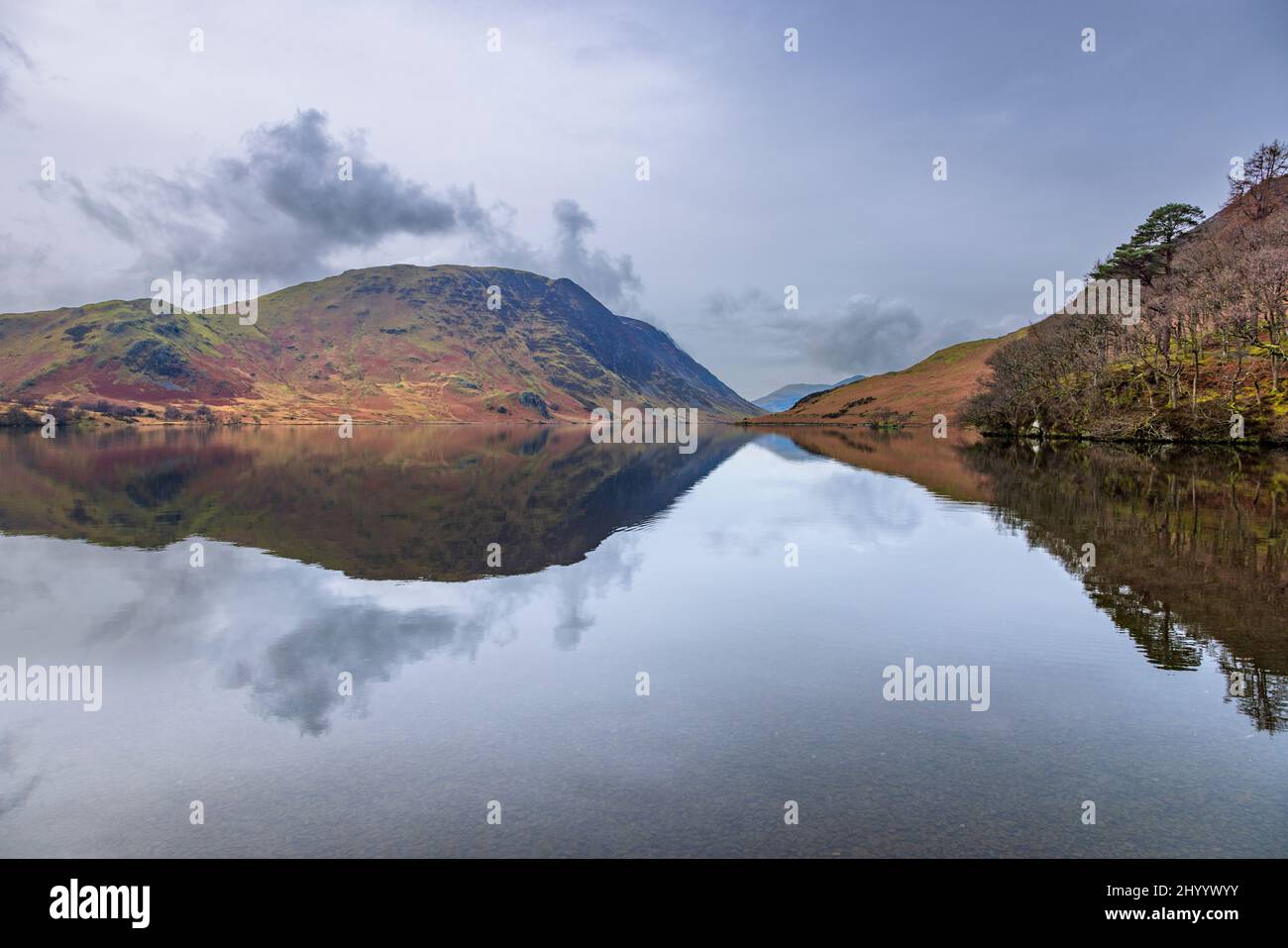 Scala Knott e Mellbreak si riflette nella riva meridionale di Crummock Water in inverno, Lake District, Inghilterra Foto Stock