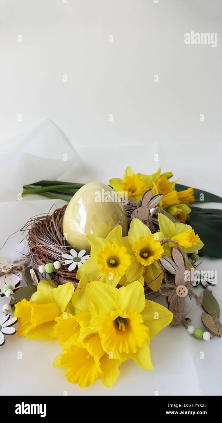 sofisticata bella pasqua ancora vita su seta organza copyspace isolato Foto Stock