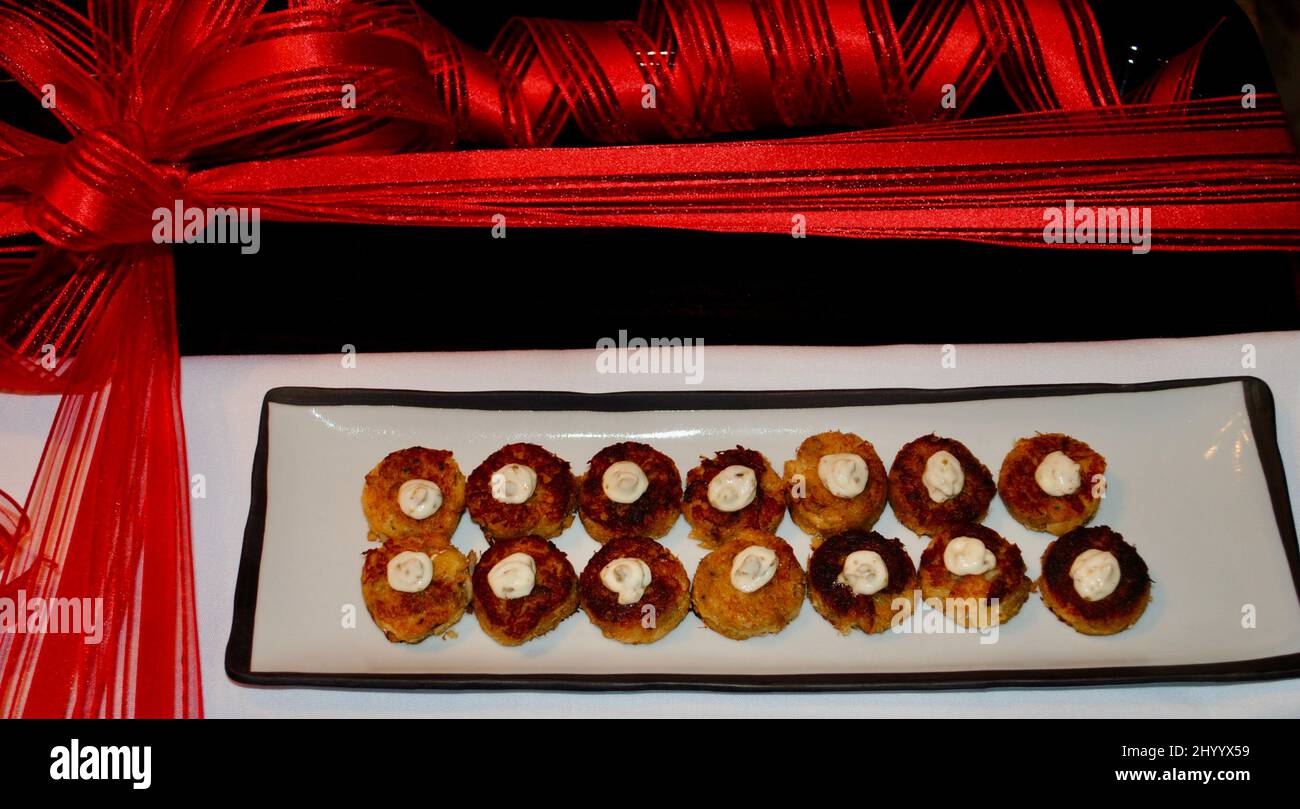 Mini torte di granchio su vassoio decorato con nastro rosso di Natale Foto Stock
