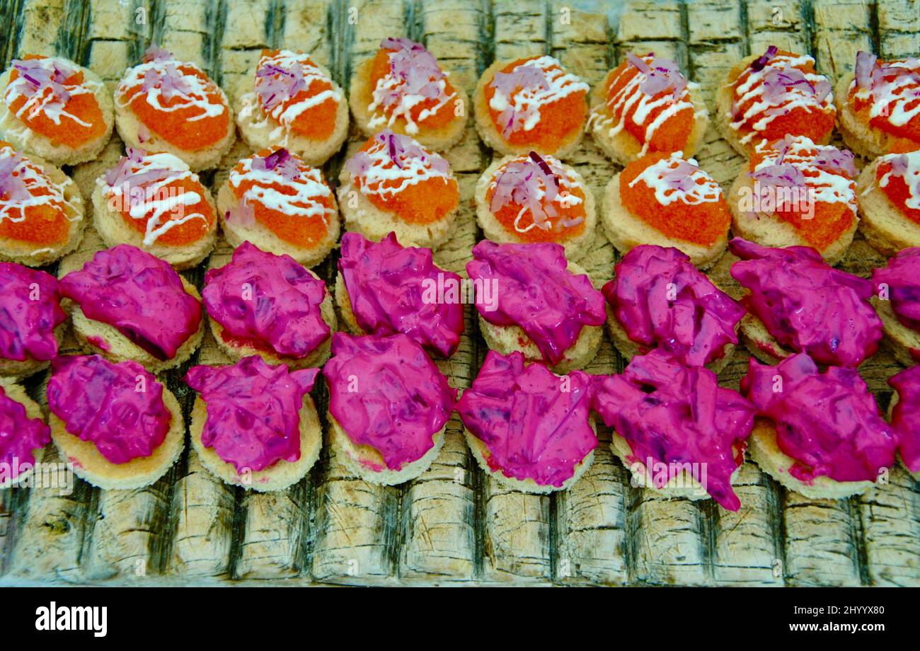 Cocktail hors d'oeuvre su vecchio lavatoio, toast con insalata di barbabietole rosse e toast con caviale dorato e panna acida. Foto Stock