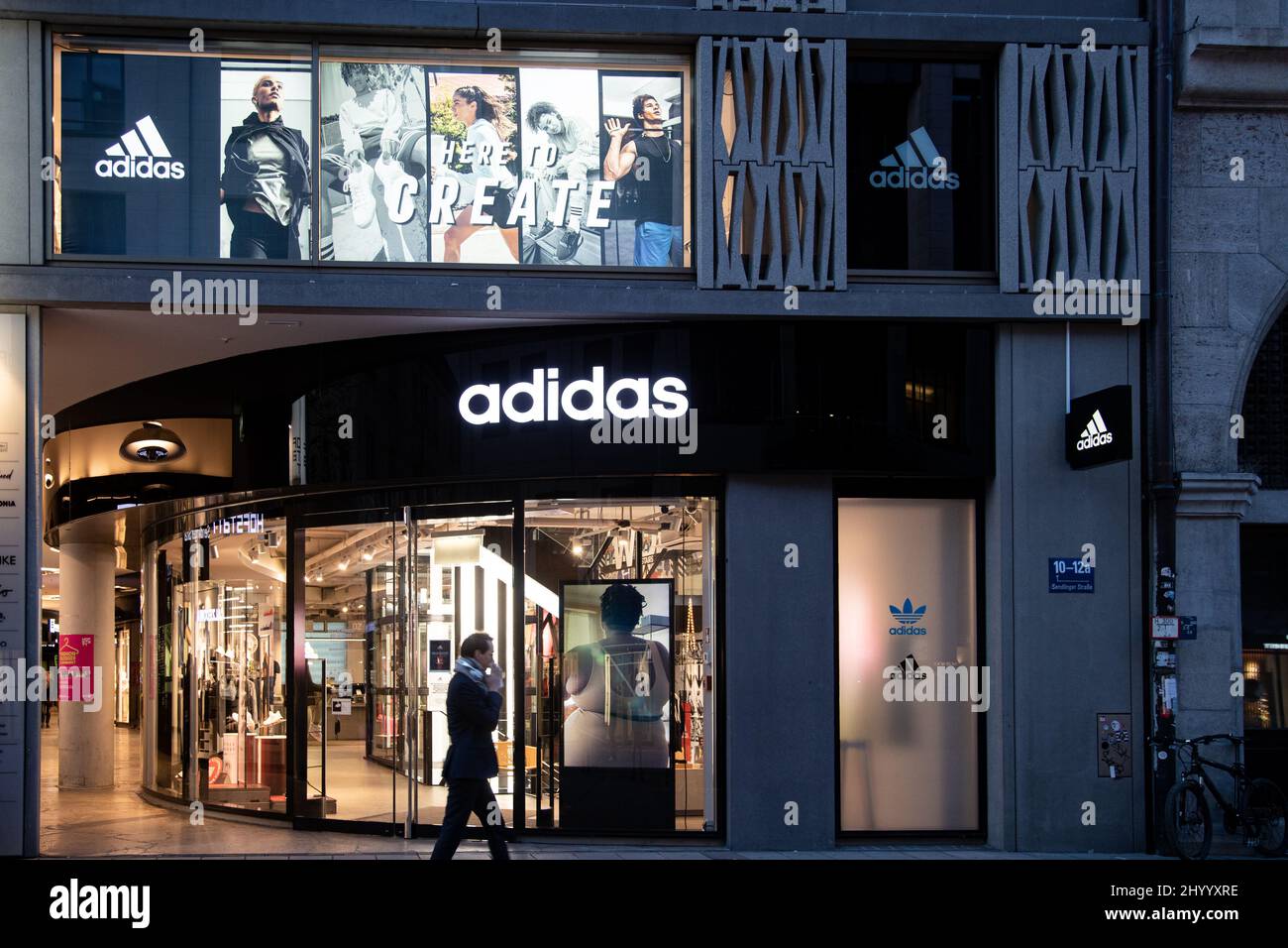 Monaco di Baviera, Germania. 15th Mar 2022. Agenzia Adidas. Mentre le  infezioni da coronavirus raggiungono nuovi alti, la gente va a fare shopping  nella zona pedonale di Monaco il 15 marzo 2022. (