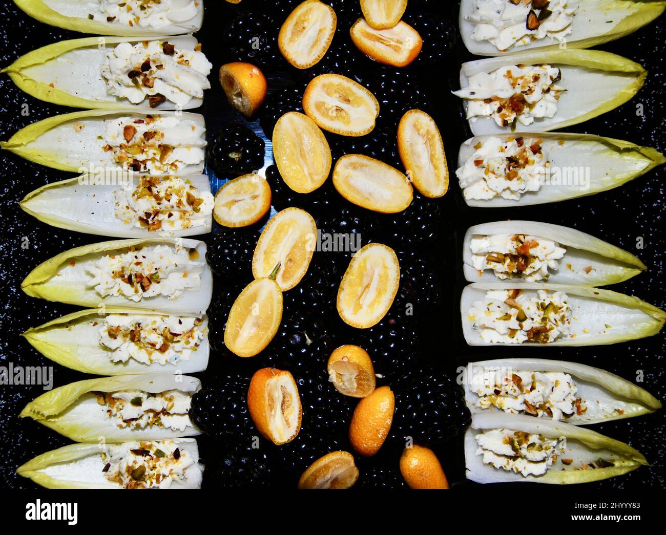 Indivia ripiena di formaggio Boursin su vassoio decorato Foto Stock