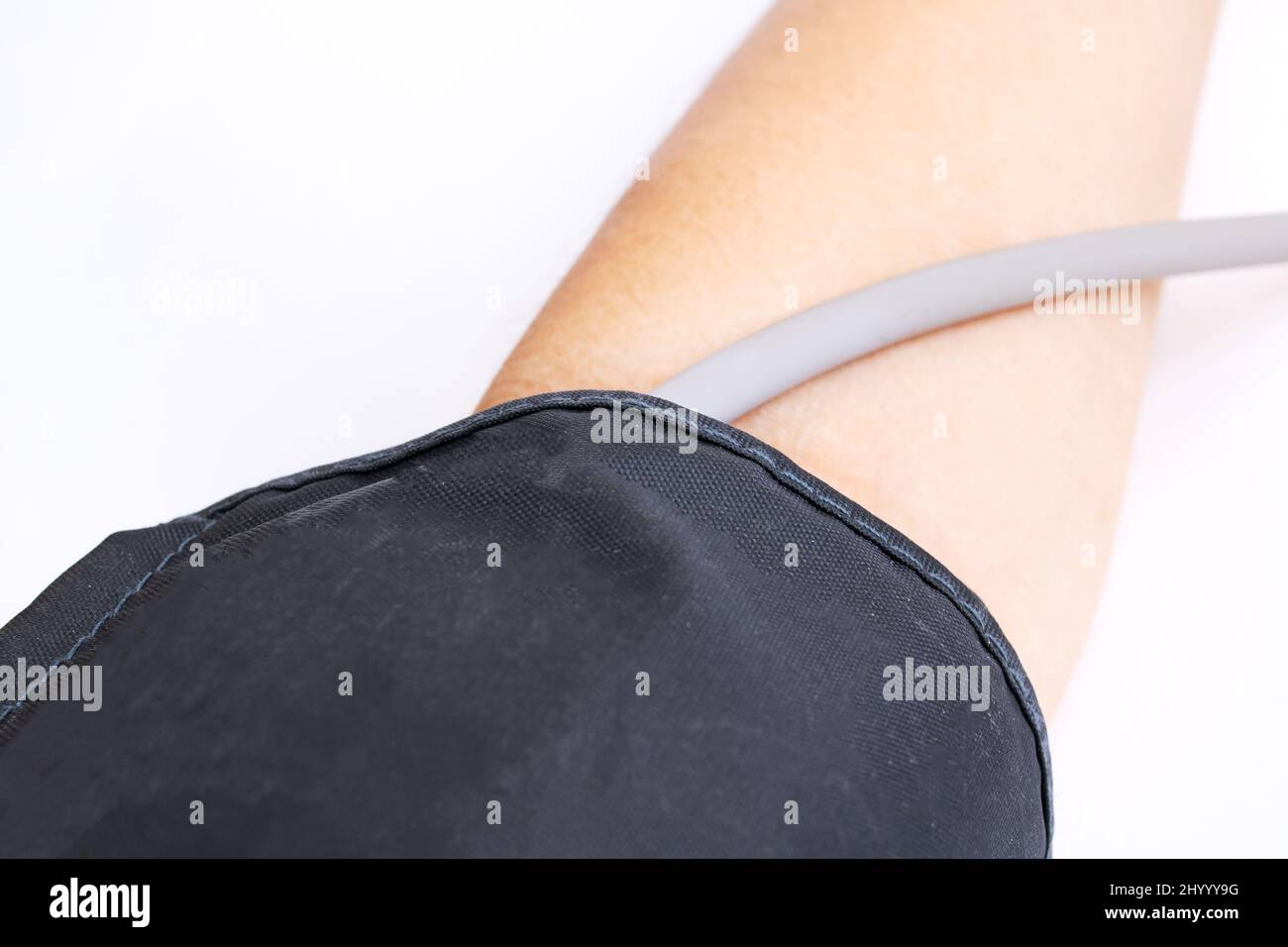 Bracciale per la pressione sanguigna sul primo piano del braccio Foto Stock