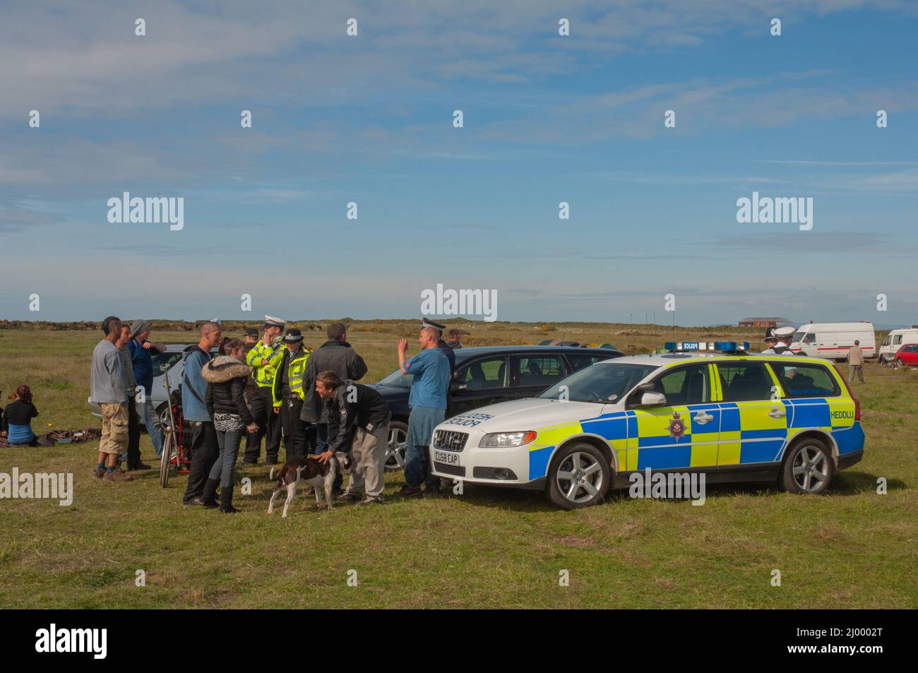 Polizia di fronte a ravers, rave illegale, Dale Airfield, maggio 2010, Pembrokeshire, Galles, Regno Unito, Europa Foto Stock