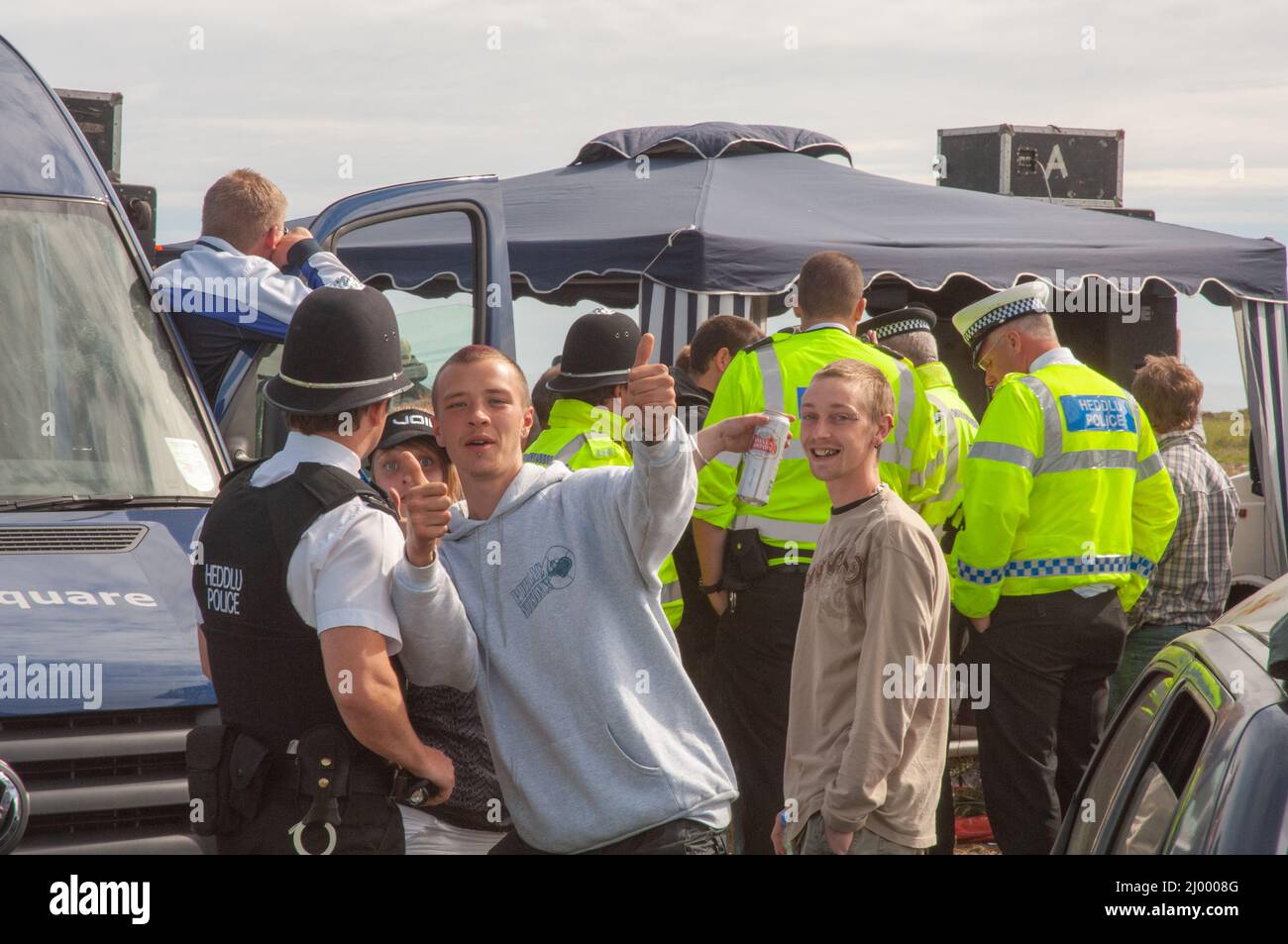 Polizia che affronta i ravers, Rave illegale, Dale Airfield, maggio 2010, Pembrokeshire, Galles, Regno Unito, Europa Foto Stock