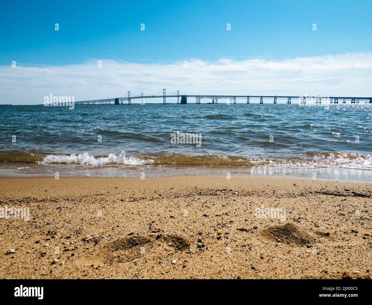 Spiaggia al Sandy Point state Park ad Annapolis, USA, con il Chesapeake Bay Bridge sullo sfondo Foto Stock