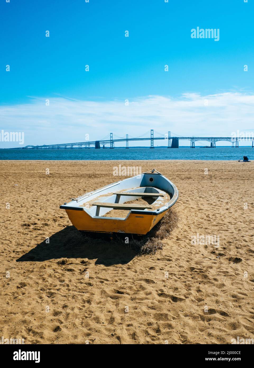 Spiaggia al Sandy Point state Park ad Annapolis, USA, con il Chesapeake Bay Bridge sullo sfondo Foto Stock
