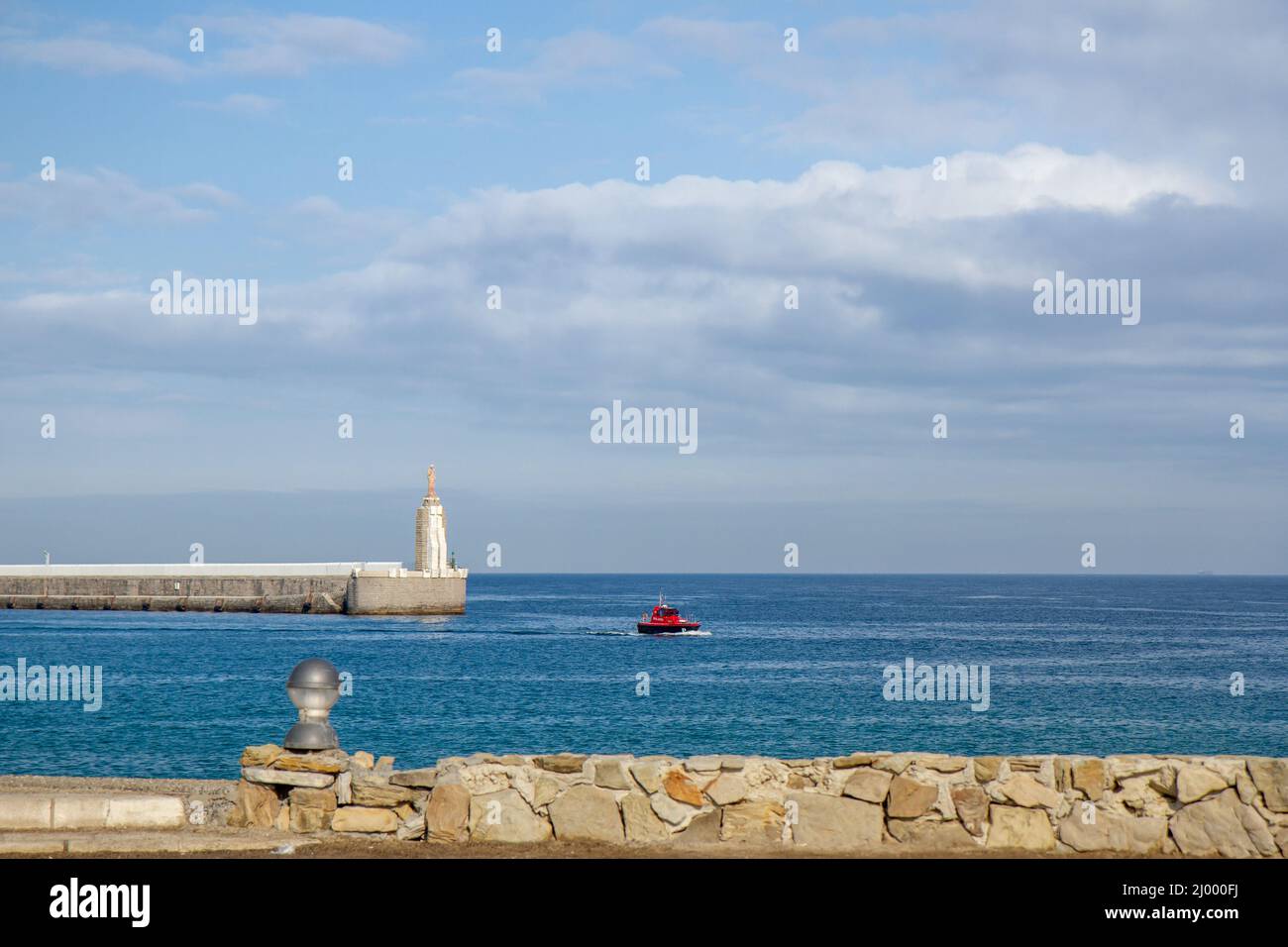 Barche che lasciano il porto di Tarifa, a sud della Spagna. Destinazione turistica, il punto più meridionale d'Europa Foto Stock