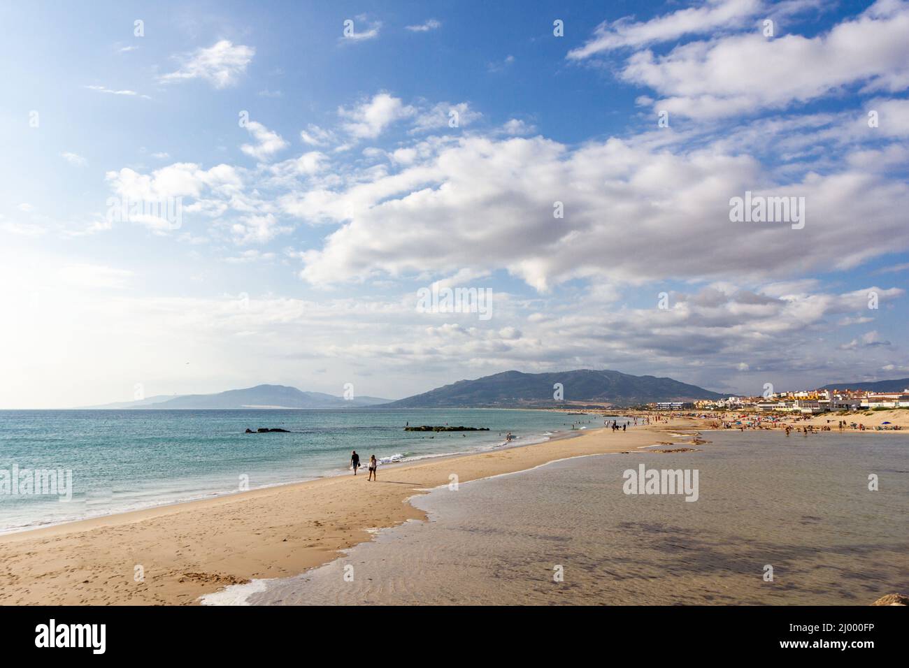 Vista della spiaggia di Golden Mile nella città di Tarifa, Cadiz , Costa de Luz, Spagna. Famosa destinazione di viaggio. Cielo nuvoloso. Foto Stock