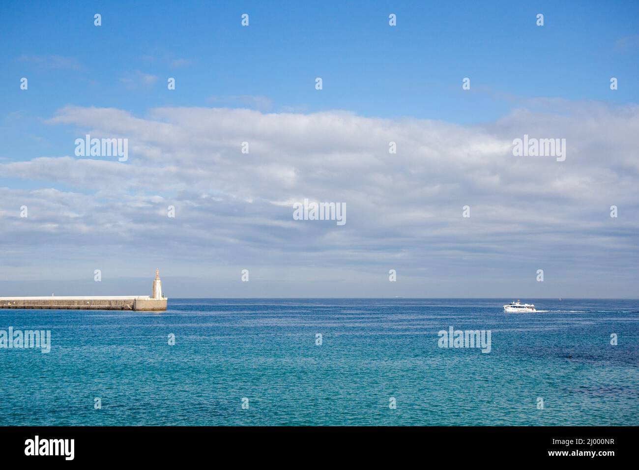 Barche che lasciano il porto di Tarifa, a sud della Spagna. Destinazione turistica, il punto più meridionale d'Europa Foto Stock