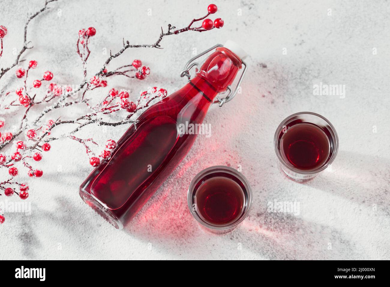 Due bicchieri di cocktail rosso, vodka o liquore su sfondo chiaro. Concetto di bevanda alcolica Foto Stock