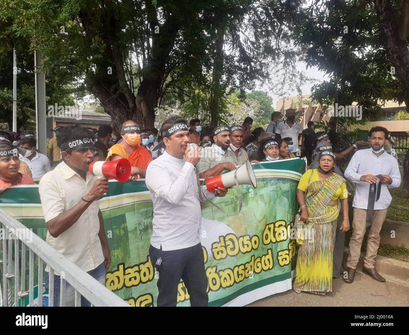 Colombo, Sri Lanka. 15th marzo 2022. Il principale partito di opposizione 'magi Jana Balawegaya (SJB)' ha organizzato una marcia di protesta per prendere posizione contro la condotta dell'attuale governo. Migliaia di persone provenienti da tutto il paese si sono riunite a Colombo per esortare il governo “fallito” a dimettersi. Foto Stock