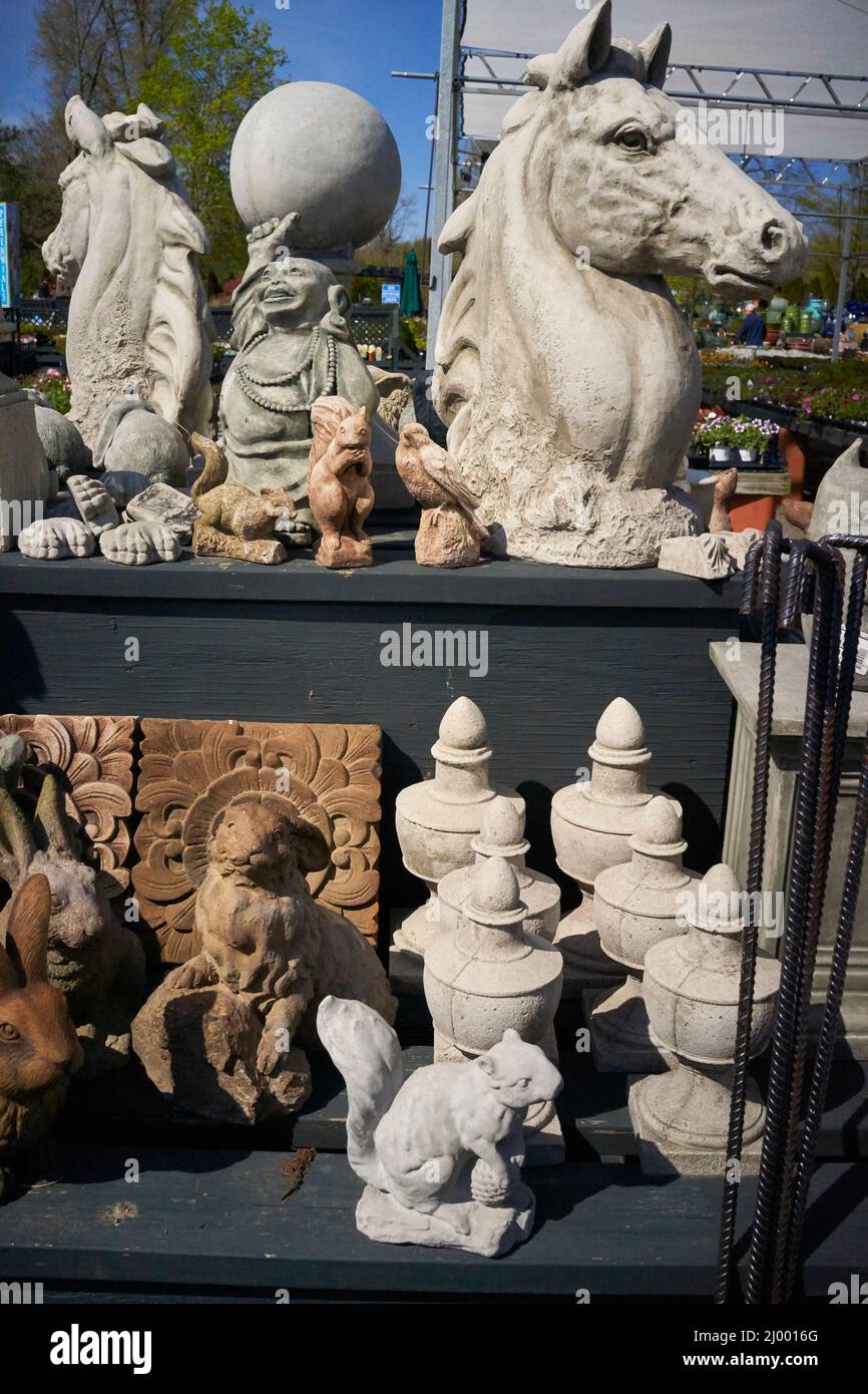 Decorazioni in cemento prato presso la Fattoria a Green Village. Grande testa di cavallo, Budha, scoiattoli, in questo scatto luminoso luce del giorno. Foto Stock