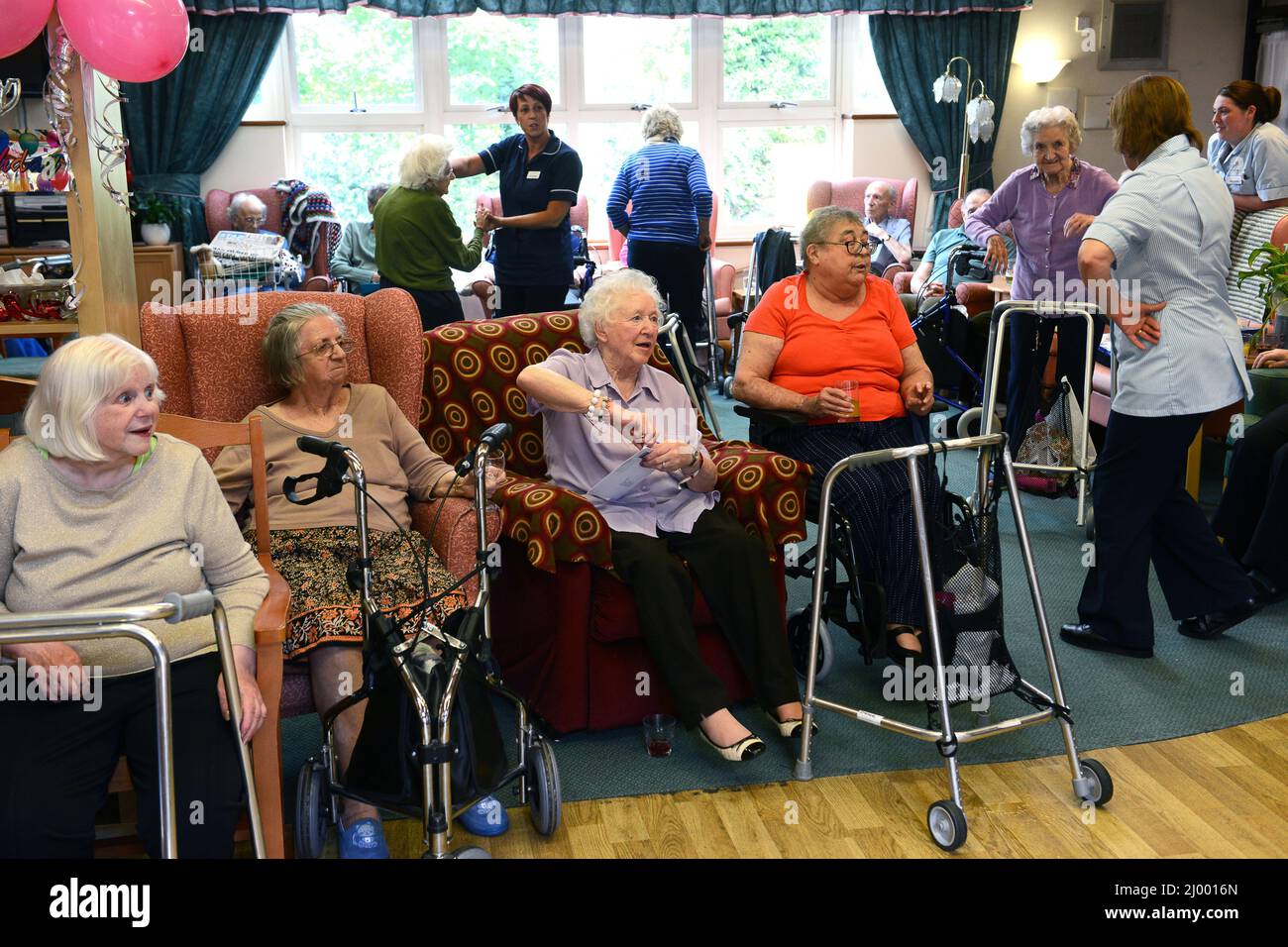 Care home residenti ballare con il personale e gli amici a casa Care Gran Bretagna 2015 Foto Stock
