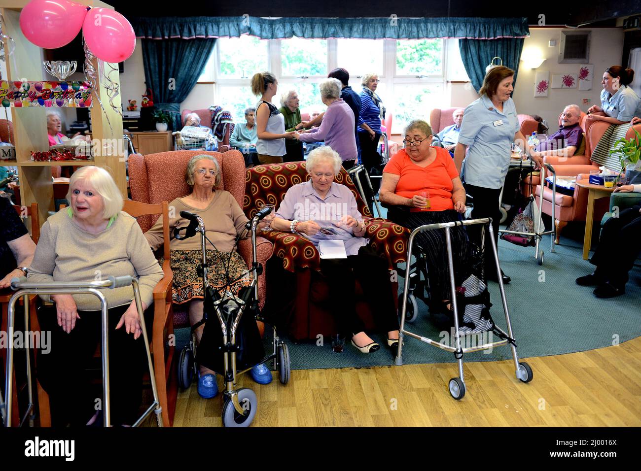 Care home residenti ballare con il personale e gli amici a casa Care Gran Bretagna 2015 Foto Stock