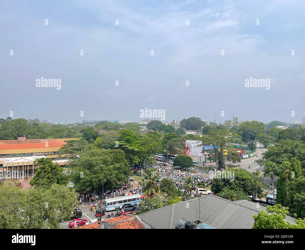 Colombo, Sri Lanka. 15th marzo 2022. Il principale partito di opposizione 'magi Jana Balawegaya (SJB)' ha organizzato una marcia di protesta per prendere posizione contro la condotta dell'attuale governo. Migliaia di persone provenienti da tutto il paese si sono riunite a Colombo per esortare il governo “fallito” a dimettersi. Foto Stock