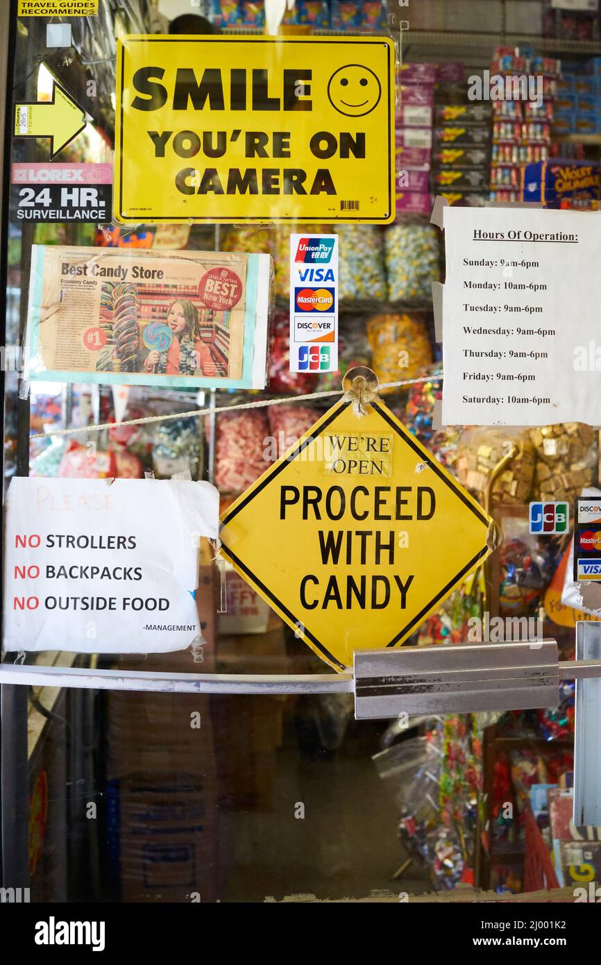 Economy Candy è stato sul lato inferiore orientale dal 1937 questo negozio è stato immagazzinare tutti i tipi di caramelle, noci e frutta secca da pavimento a soffitto. Foto Stock