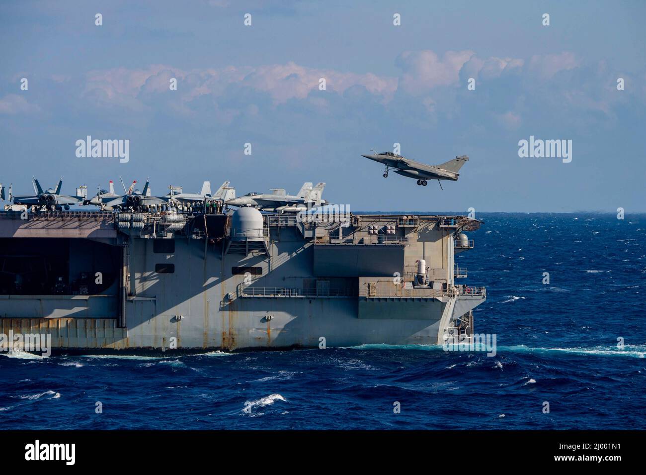 Mar Ionio, Grecia. 11 marzo 2022. Un aereo da caccia della Marina francese Rafale F-3R atterra sul ponte di volo della nave da guerra statunitense di classe Nimitz USS Harry S. Truman durante operazioni congiunte, il 11 marzo 2022 nel Mar Ionio. Gli Stati Uniti e la NATO hanno aumentato le operazioni militari nella regione a causa dell'invasione russa dell'Ucraina. Credit: MC3 Crayton Agnew/U.S. Navy/Alamy Live News Foto Stock