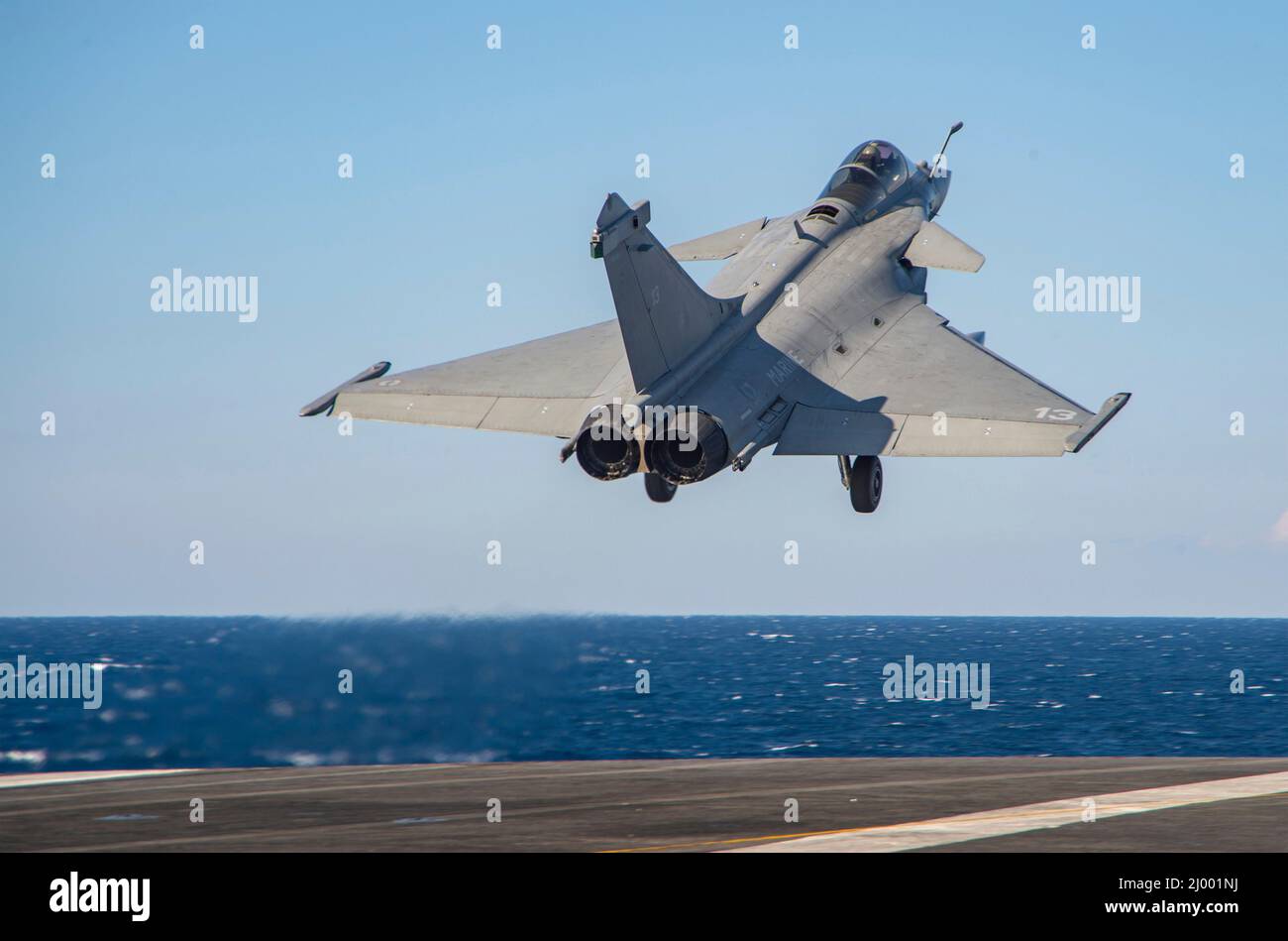 Mar Ionio, Grecia. 11 marzo 2022. Un aereo da caccia della Marina francese Rafale F-3R parte dal ponte di volo della nave da guerra statunitense USS Harry S. Truman durante le operazioni congiunte, il 11 marzo 2022 nel Mar Ionio. Gli Stati Uniti e la NATO hanno aumentato le operazioni militari nella regione a causa dell'invasione russa dell'Ucraina. Credito: MC2 Kelsey Trinh/U.S.A. Navy/Alamy Live News Foto Stock