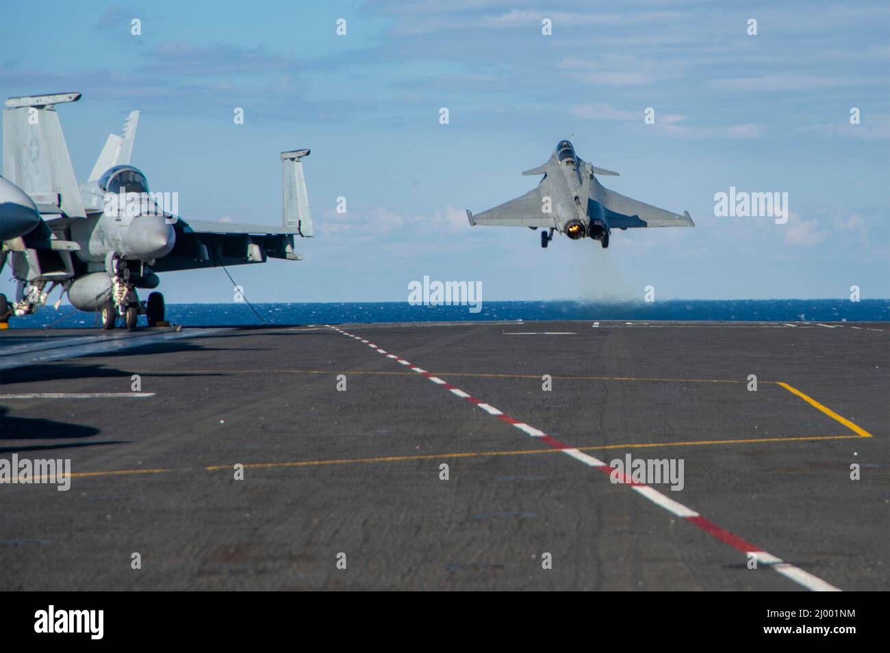 Mar Ionio, Grecia. 11 marzo 2022. Un aereo da caccia della Marina francese Rafale F-3R parte dal ponte di volo della nave da guerra statunitense USS Harry S. Truman durante le operazioni congiunte, il 11 marzo 2022 nel Mar Ionio. Gli Stati Uniti e la NATO hanno aumentato le operazioni militari nella regione a causa dell'invasione russa dell'Ucraina. Credito: MC2 Kelsey Trinh/U.S.A. Navy/Alamy Live News Foto Stock