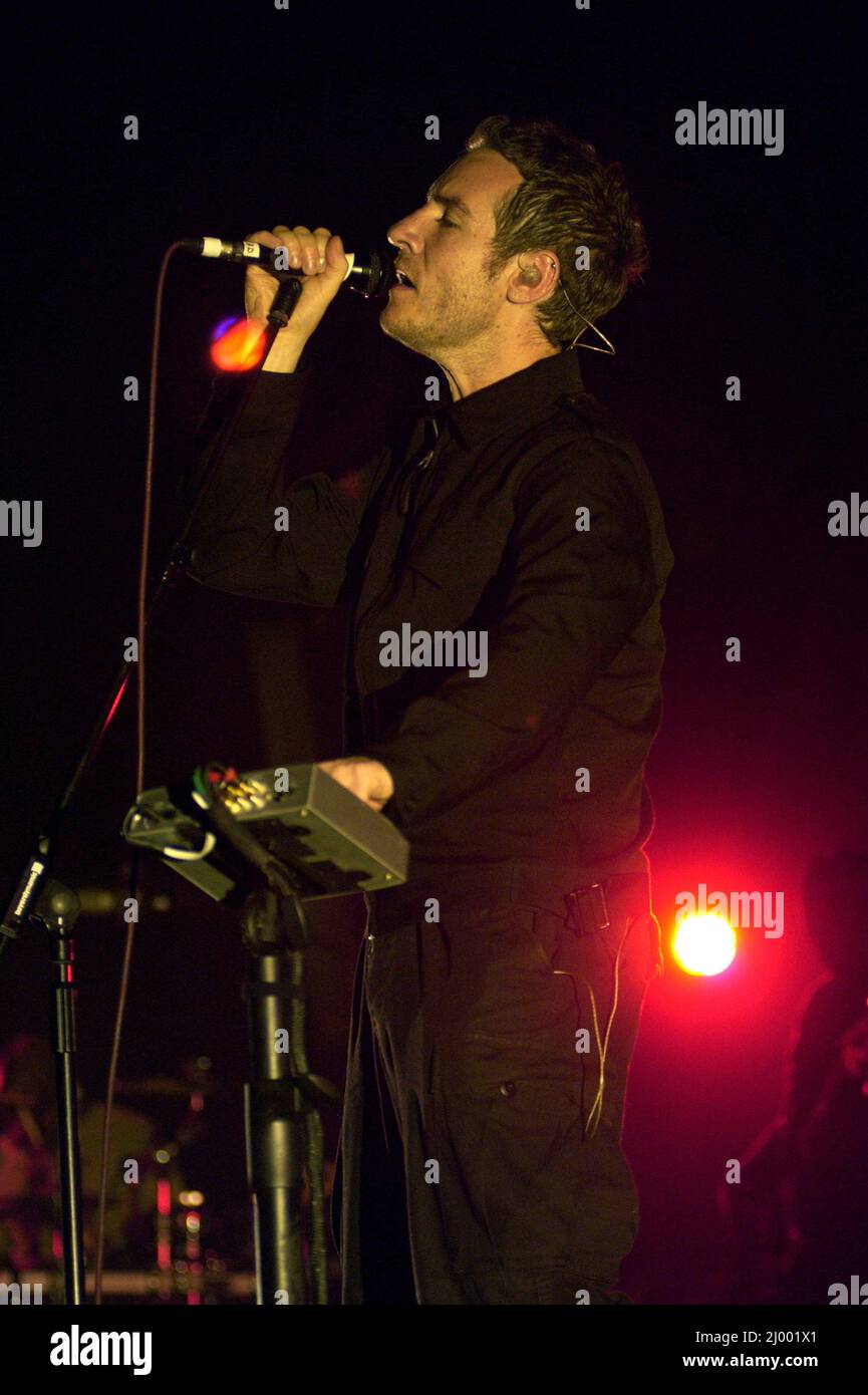 Milano Italia 2003-05-10:Concerto dal vivo del gruppo musicale Massive Attack all'Assago Forum , Robert '3D' del Naja durante il concerto Foto Stock