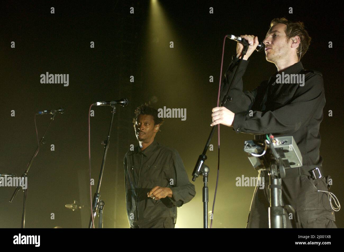Milano Italia 2003-05-10:Concerto dal vivo del gruppo musicale Massive Attack all'Assago Forum , Robert '3D' del Naja e Grant 'Daddy G' Marshall durante il concerto Foto Stock