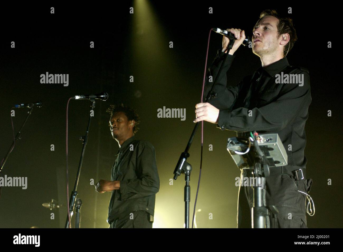 Milano Italia 2003-05-10:Concerto dal vivo del gruppo musicale Massive Attack all'Assago Forum , Robert '3D' del Naja e Grant 'Daddy G' Marshall durante il concerto Foto Stock