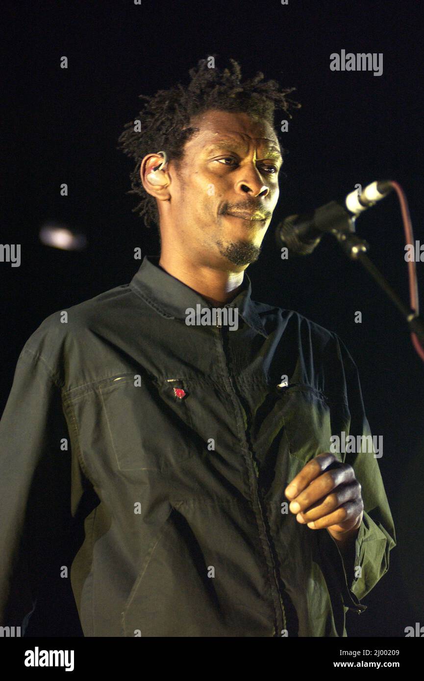 Milano Italia 2003-05-10:Concerto dal vivo del gruppo musicale Massive Attack all'Assago Forum , Grant 'Daddy G' Marshall durante il concerto Foto Stock