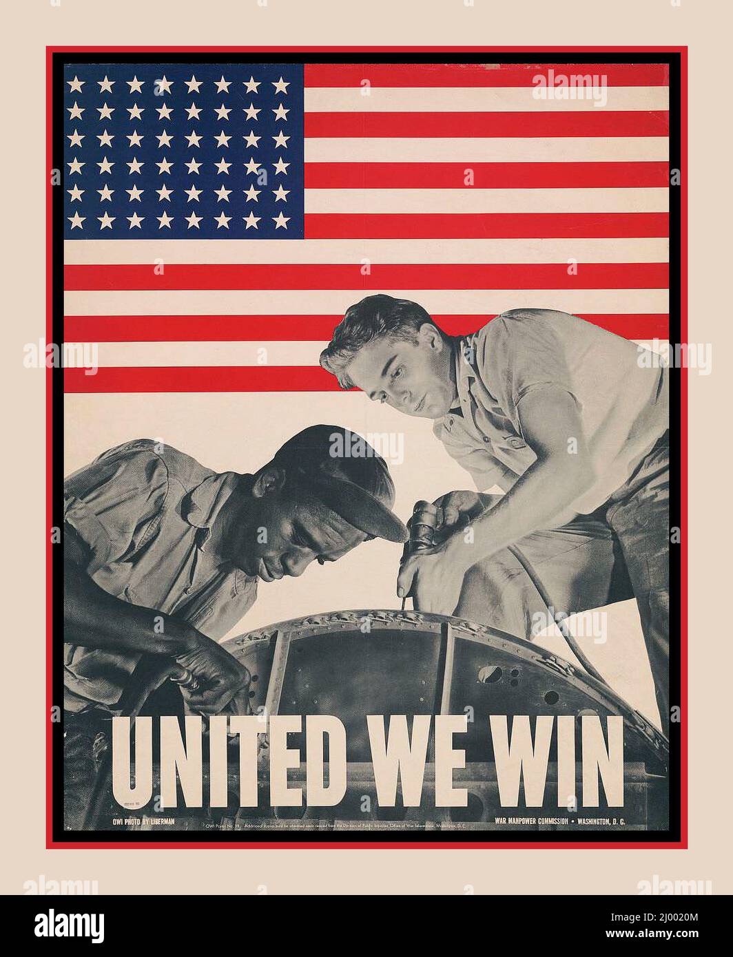 1943 WW2 American Propaganda Poster 'UNITED WE WIN' che illustra il lavoro  di guerra con afro-americano e caucasico americano con American Stars e  strisce bandiera dietro. Due lavoratori americani insieme in armonia