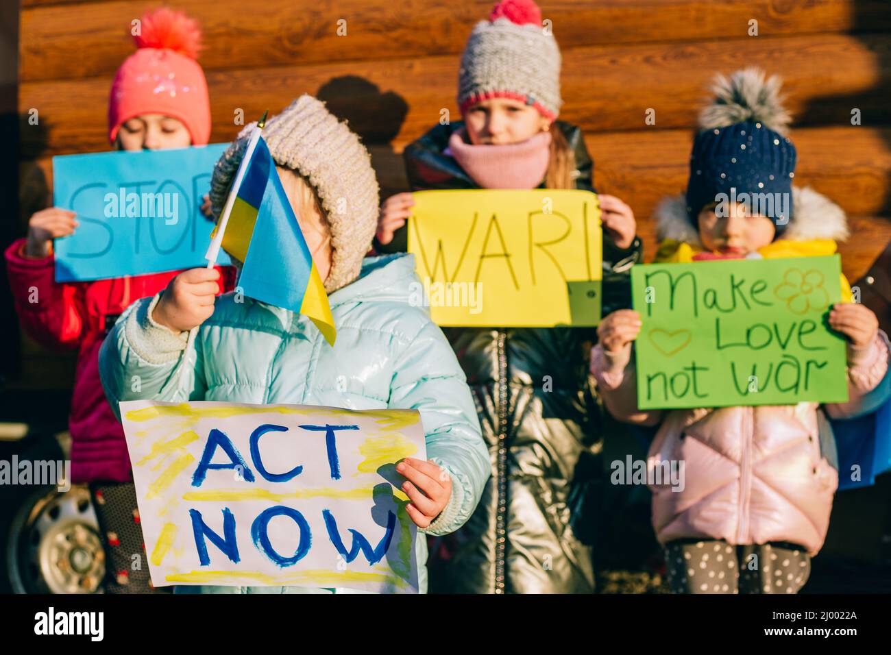 Giovani patrioti, attivisti per bambini. Piccole ragazze ucraine che chiedono di fermare la guerra sollevare banner con iscrizione fermare la guerra in Ucraina Foto Stock