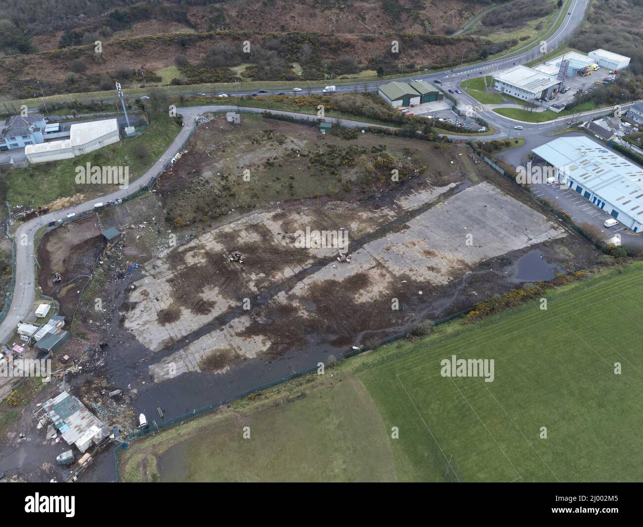 Cork, Irlanda, 15th marzo 2022. Ellis's Yard sarà Rezoned per l'edilizia a Ballyvolane, Cork, Irlanda. NON AGGIUNGERE IL MIO NOME AI CREDITI PER QUESTE FOTO SE UTILIZZATE. Foto aerea del sito che si propone di rizonare nella zona di Ballyvolane. Il consiglio comunale di Cork è quello di votare questa sera sul fatto che Ellis's Yard in Spring Lane debba essere riorganizzato per l'alloggio come previsto nel programma Traveller Accommodation per il 2019-2024. La rizonizzazione è stata incontrata da forti obiezioni da parte di residenti e alcuni consiglieri locali per un certo numero di anni, citando che il sito non è sicuro per l'attuale re Foto Stock