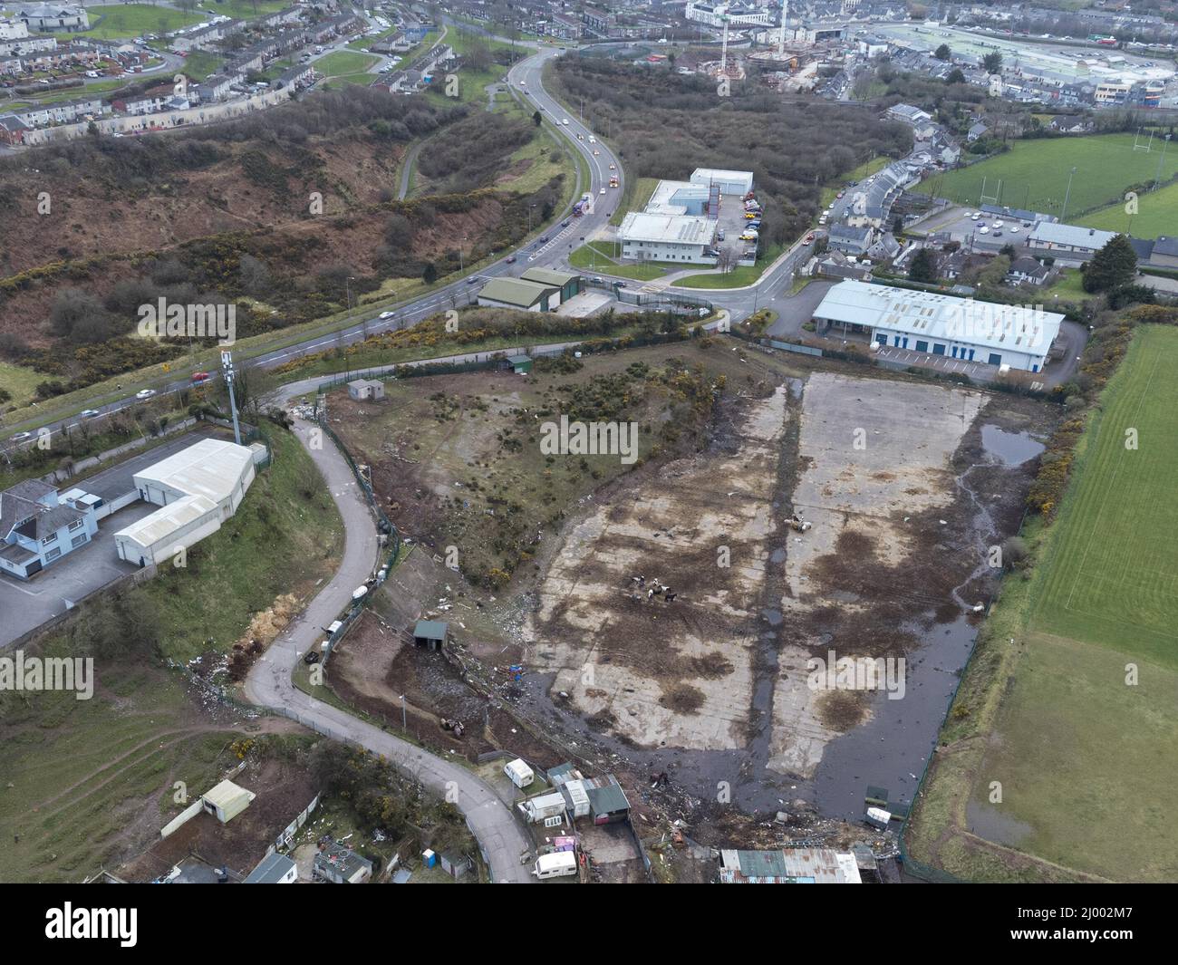 Cork, Irlanda, 15th marzo 2022. Ellis's Yard sarà Rezoned per l'edilizia a Ballyvolane, Cork, Irlanda. NON AGGIUNGERE IL MIO NOME AI CREDITI PER QUESTE FOTO SE UTILIZZATE. Foto aerea del sito che si propone di rizonare nella zona di Ballyvolane. Il consiglio comunale di Cork è quello di votare questa sera sul fatto che Ellis's Yard in Spring Lane debba essere riorganizzato per l'alloggio come previsto nel programma Traveller Accommodation per il 2019-2024. La rizonizzazione è stata incontrata da forti obiezioni da parte di residenti e alcuni consiglieri locali per un certo numero di anni, citando che il sito non è sicuro per l'attuale re Foto Stock